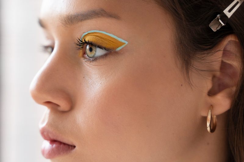 Eyeliner wet-look: linia transparentă cu reflexe holografice, pas cu pas