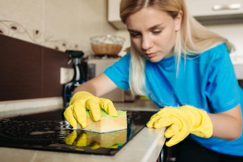Cuptorul și plita: Metode de curățare care simplifică întreținerea bucătăriei