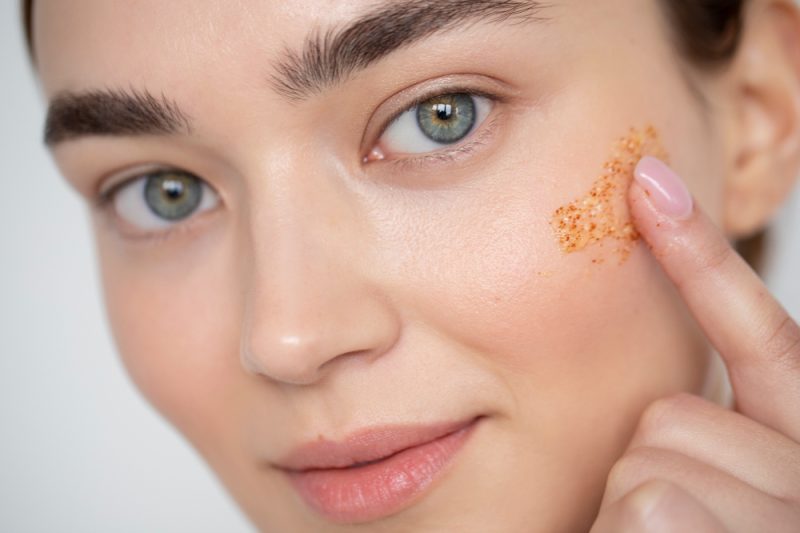 Textura neuniformă a pielii: Ce ingrediente pot contribui la un aspect mai neted